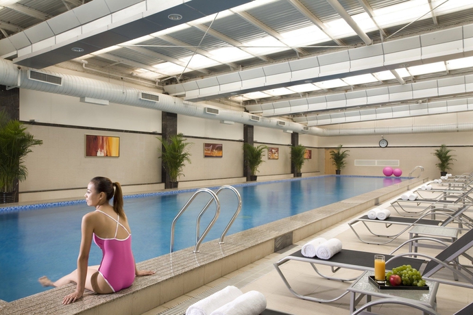 Imagen de la piscina del Hotel Somerset Youyi Tianjin. Foto 12