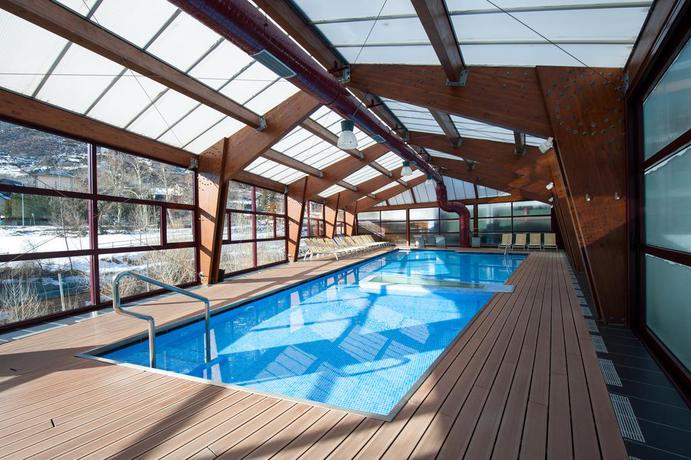 Imagen de la piscina del Hotel Sommos Aneto. Foto 9