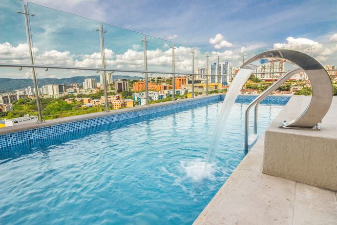 Imagen de la piscina del Hotel Sonesta Bucaramanga. Foto 17