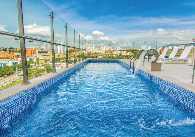 Imagen de la piscina del Hotel Sonesta Bucaramanga. Foto 18