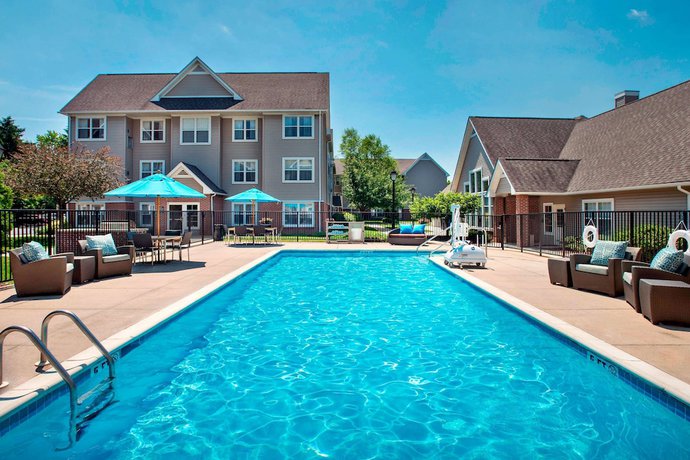 Imagen de la piscina del Hotel Sonesta ES Suites Allentown Bethlehem Airport. Foto 19
