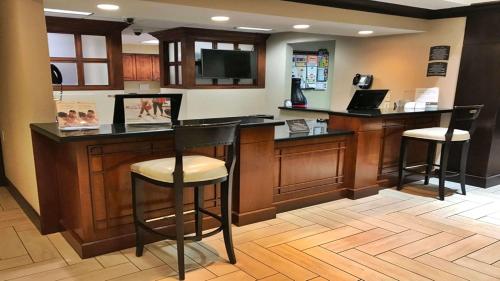 Imagen del bar/restaurante del Hotel Sonesta ES Suites Chatsworth. Foto 12