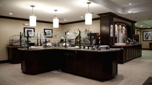 Imagen del bar/restaurante del Hotel Sonesta ES Suites Chatsworth. Foto 13