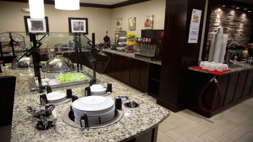 Imagen del bar/restaurante del Hotel Sonesta ES Suites Chatsworth. Foto 14