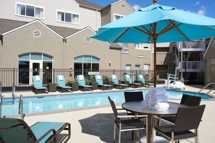Imagen de la piscina del Hotel Sonesta ES Suites Detroit Warren. Foto 11