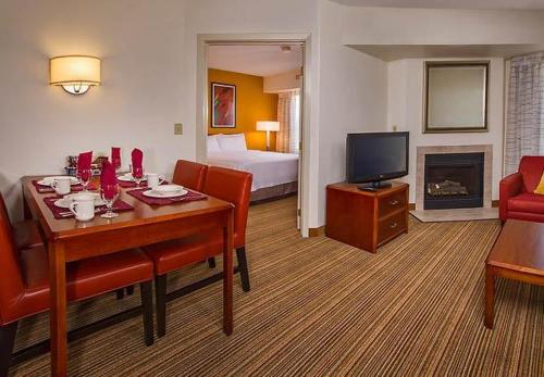 Imagen de la habitación del Hotel Sonesta ES Suites Fairfax Fair Lakes. Foto 6