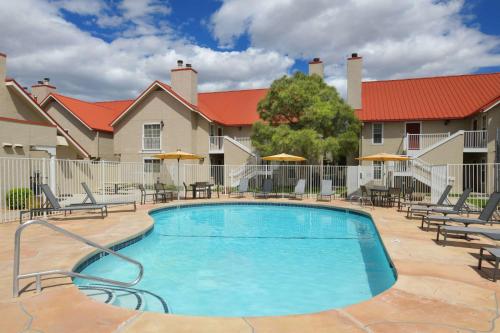 Imagen de la piscina del Hotel Sonesta Es Suites Albuquerque. Foto 20