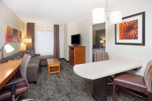 Imagen de la habitación del Hotel Sonesta Es Suites Atlanta - Perimeter Center. Foto 10