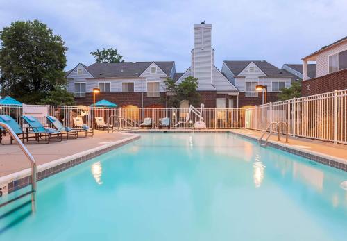 Imagen de la piscina del Hotel Sonesta Es Suites Cincinnati - Blue Ash. Foto 19