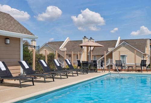 Imagen de la piscina del Hotel Sonesta Es Suites Cincinnati - Blue Ash. Foto 20