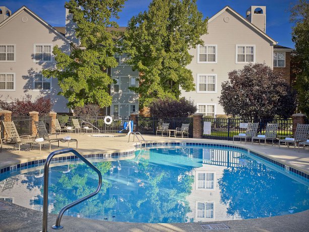 Imagen de la piscina del Hotel Sonesta Es Suites Cincinnati - Sharonville East. Foto 20