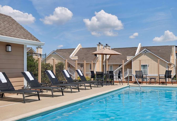 Imagen de la piscina del Hotel Sonesta Es Suites Omaha. Foto 20