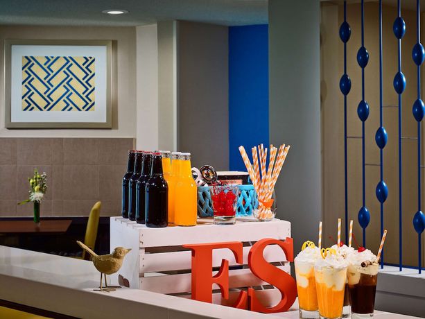 Imagen del bar/restaurante del Hotel Sonesta Es Suites Princeton. Foto 5
