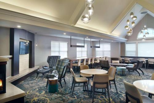 Imagen del bar/restaurante del Hotel Sonesta Es Suites Raleigh Cary. Foto 5