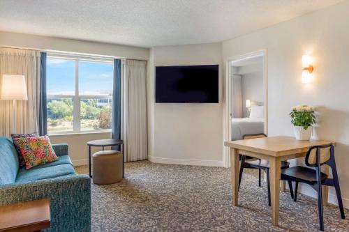 Imagen de la habitación del Hotel Sonesta Es Suites San Francisco Airport Oyster Point Waterfront. Foto 16