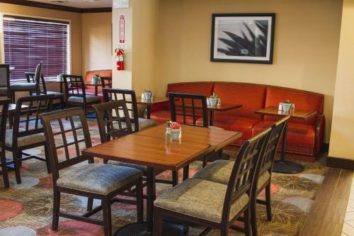 Imagen del bar/restaurante del Hotel Sonesta Es Suites San Jose Airport. Foto 9