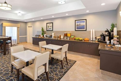 Imagen del bar/restaurante del Hotel Sonesta Essential Houston Westchase. Foto 4