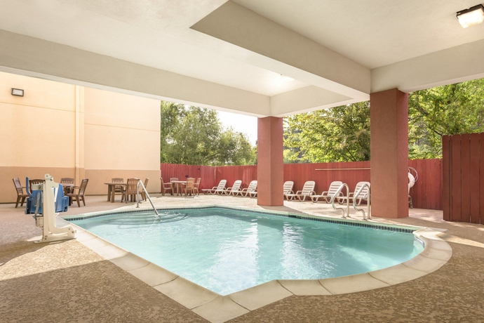 Imagen de la piscina del Hotel Sonesta Essential Iah Airport Jfk Boulevard. Foto 16