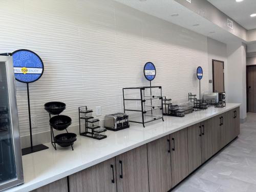 Imagen del bar/restaurante del Hotel Sonesta Essential La Porte. Foto 7