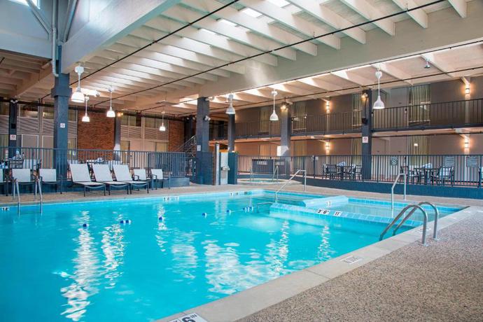 Imagen de la piscina del Hotel Sonesta Grand Rapids Airport. Foto 17