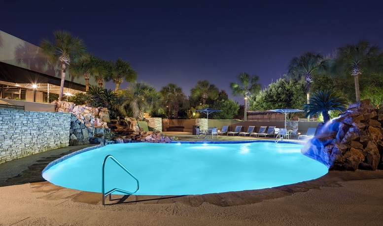 Imagen de la piscina del Hotel Sonesta Hotel Houston IAH Airport. Foto 16