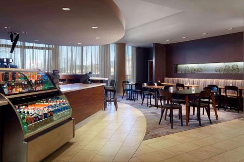 Imagen del bar/restaurante del Hotel Sonesta Select Atlanta Cumberland Galleria Ballpark. Foto 10