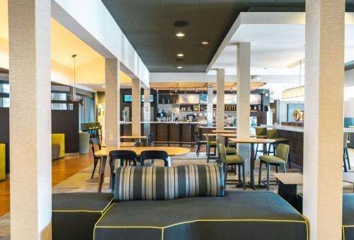 Imagen del bar/restaurante del Hotel Sonesta Select Camarillo. Foto 8