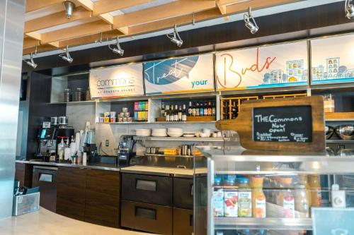 Imagen del bar/restaurante del Hotel Sonesta Select Camarillo. Foto 9