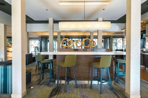 Imagen del bar/restaurante del Hotel Sonesta Select Camarillo. Foto 10