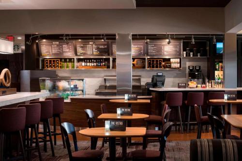 Imagen del bar/restaurante del Hotel Sonesta Select Los Angeles Torrance South Bay. Foto 10