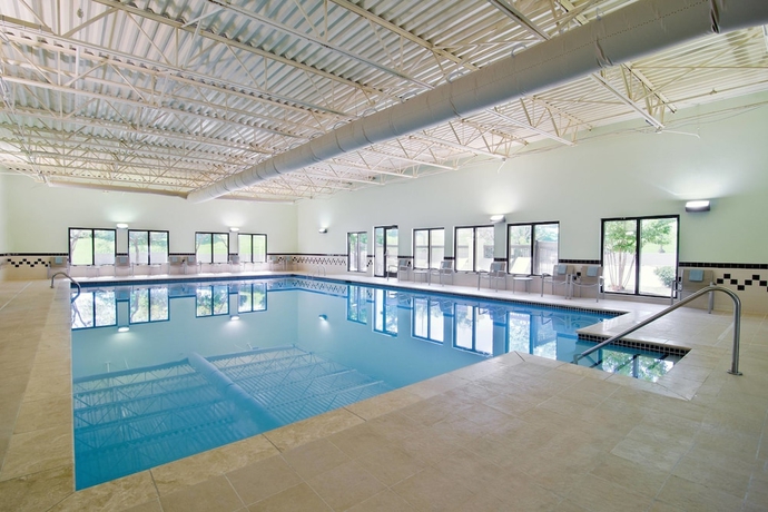 Imagen de la piscina del Hotel Sonesta Select Nashville Airport Suites. Foto 19