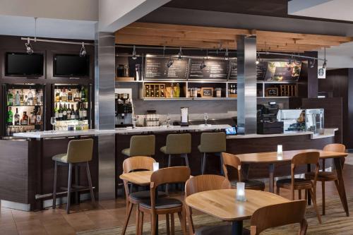 Imagen del bar/restaurante del Hotel Sonesta Select Newport Middletown. Foto 7