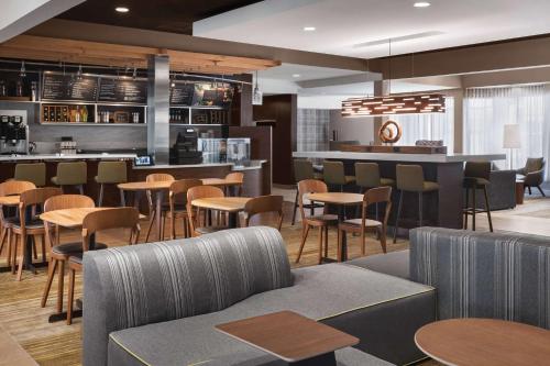 Imagen del bar/restaurante del Hotel Sonesta Select Newport Middletown. Foto 8
