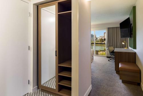 Imagen de la habitación del Hotel Sonesta Select San Francisco Airport Oyster Point Waterfront. Foto 15