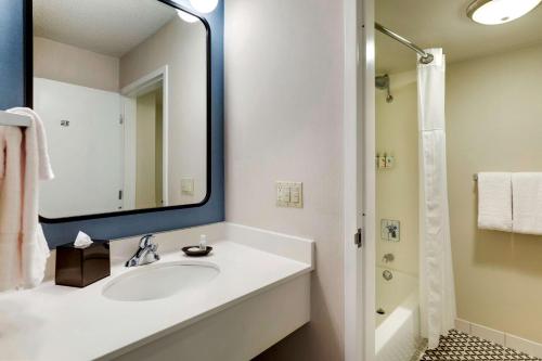 Imagen de la habitación del Hotel Sonesta Select San Francisco Airport Oyster Point Waterfront. Foto 16