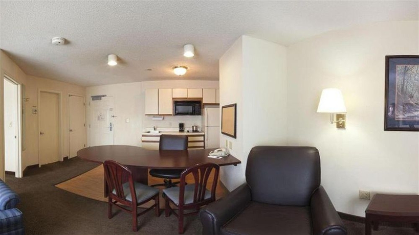 Imagen de los interiores del Hotel Sonesta Simply Suites Boston Braintree. Foto 13