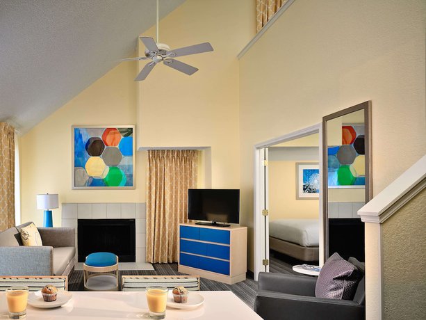 Imagen de la habitación del Hotel Sonesta Simply Suites Cleveland Airport. Foto 2