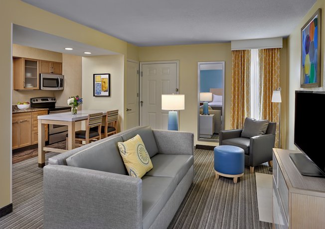 Imagen de la habitación del Hotel Sonesta Simply Suites Cleveland Airport. Foto 12