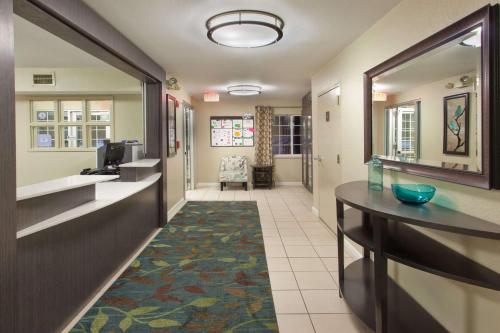 Imagen general del Hotel Sonesta Simply Suites Cleveland North Olmsted Airport. Foto 1