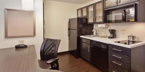 Imagen general del Hotel Sonesta Simply Suites Cleveland North Olmsted Airport. Foto 9