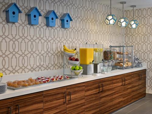 Imagen del bar/restaurante del Hotel Sonesta Simply Suites Cleveland Westlake. Foto 11
