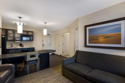 Imagen de la habitación del Hotel Sonesta Simply Suites Des Moines. Foto 6