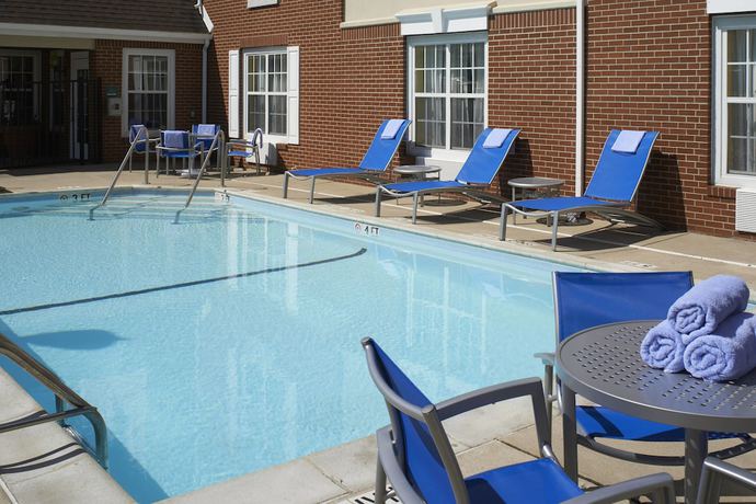Imagen de la piscina del Hotel Sonesta Simply Suites Detroit Novi. Foto 13