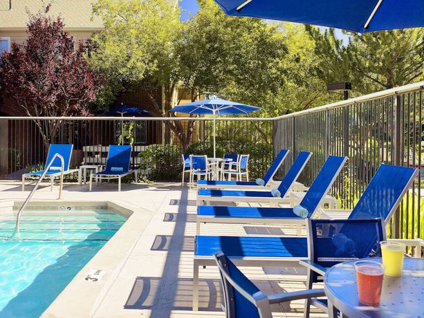 Imagen de la piscina del Hotel Sonesta Simply Suites Dublin Columbus. Foto 20
