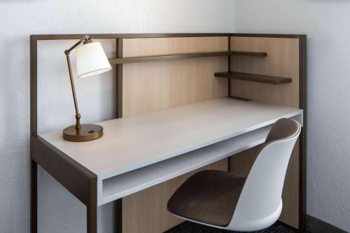 Imagen de la habitación del Hotel Sonesta Simply Suites Falls Church. Foto 19