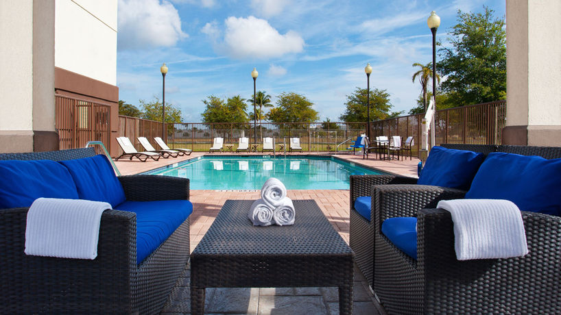 Imagen de los exteriores del Hotel Sonesta Simply Suites Miami Airport Doral. Foto 11