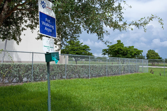 Imagen de los exteriores del Hotel Sonesta Simply Suites Miami Airport Doral. Foto 12