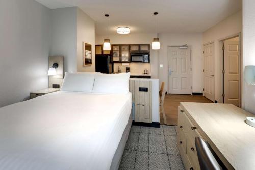 Imagen de la habitación del Hotel Sonesta Simply Suites Miami Airport Doral. Foto 15