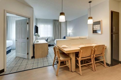 Imagen de la habitación del Hotel Sonesta Simply Suites Miami Airport Doral. Foto 16