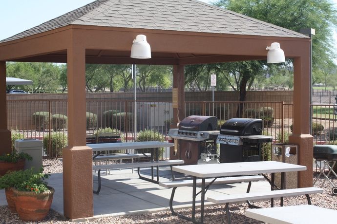 Imagen de los exteriores del Hotel Sonesta Simply Suites Phoenix Glendale. Foto 7